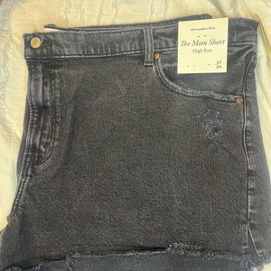 NWT never worn Abercrombie shorts. Black high rise mom short.